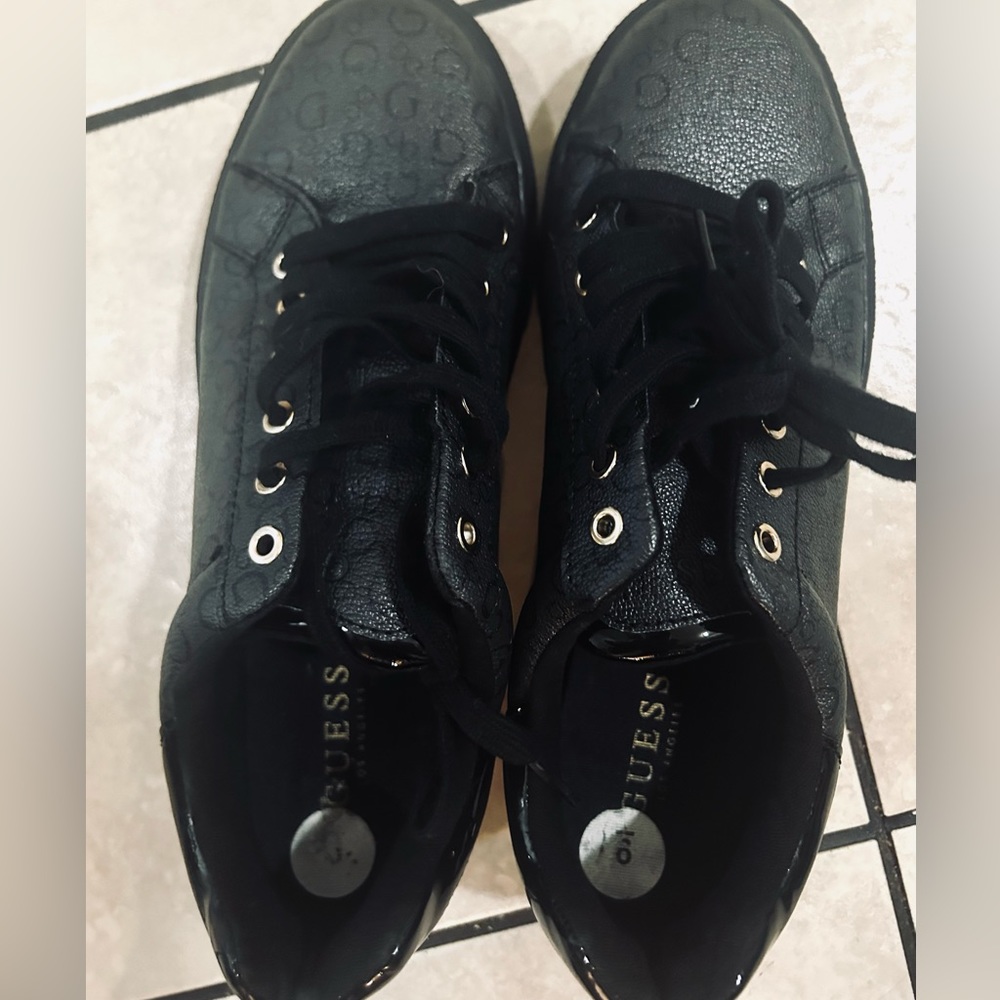 NWOB Women’s GUESS Black Platform Sneakers in sz 9